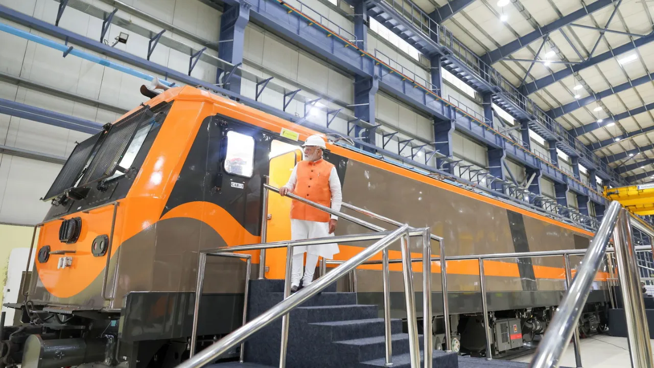 भारत के दूसरे सबसे शक्तिशाली रेल इंजन को पीएम मोदी ने दिखाई हरी झंडी, जानें इसकी खासियत