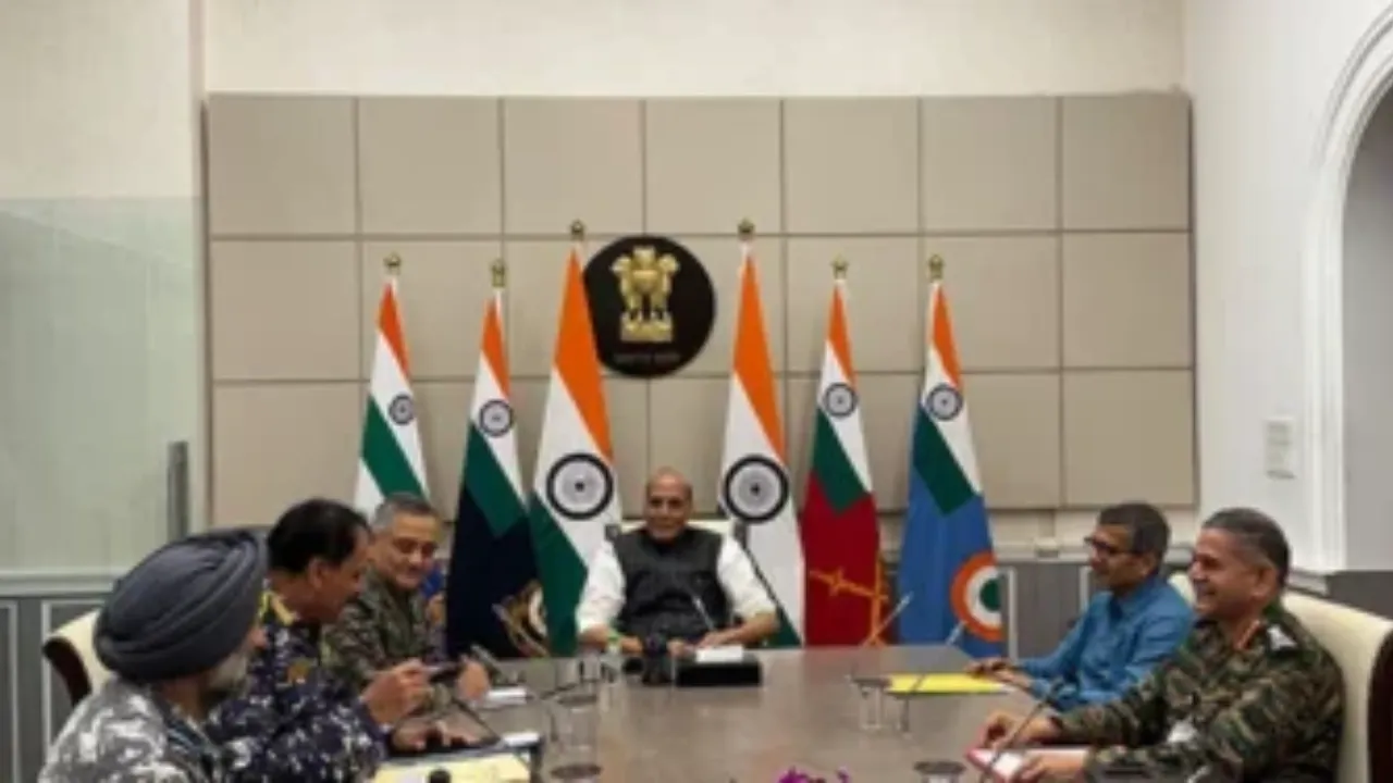 CDS और सेना प्रमुख के साथ राजनाथ सिंह ने की सुरक्षा को लेकर हाई लेवल मीटिंग