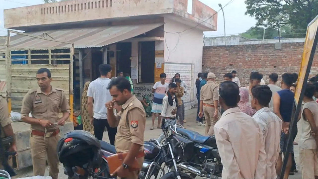 हरदोईः तेज रफ्तार कार अनियंत्रित होकर खाई में पलटी, बच्ची समेत पांच बारातियों की मौत, कई घायल