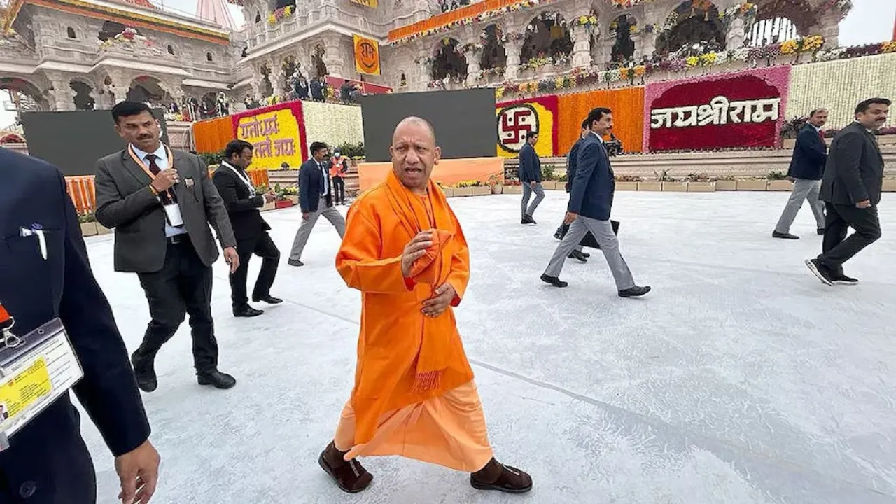 भक्ति, शक्ति और राष्ट्रचेतना का दिव्य संगम... अयोध्या पहुंचे सीएम योगी, हनुमानगढ़ी पहुंचकर की पुजा अर्चना