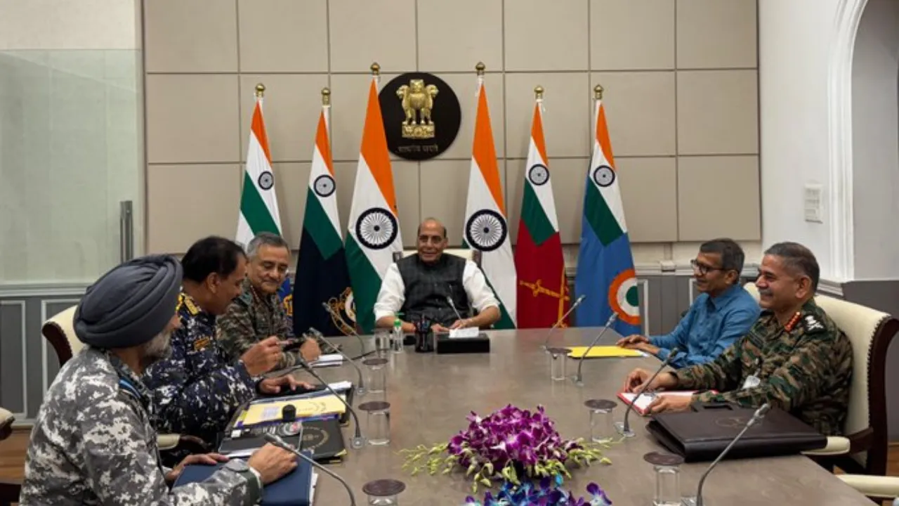 राजनाथ सिंह ने CDS और तीनों सेना प्रमुखों के साथ की बैठक, सुरक्षा स्थिति का लिया जायजा 
