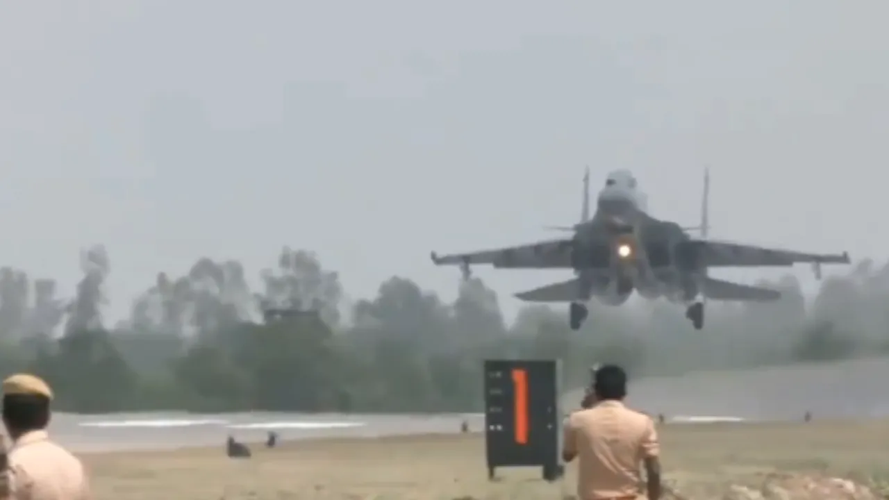 यूपी के शाहजहांपुर में उतरे एयर फोर्स के लड़ाकू विमान, खराब मौसम में दिखा गंगा एक्सप्रेसवे पर वायु सेना का जलवा