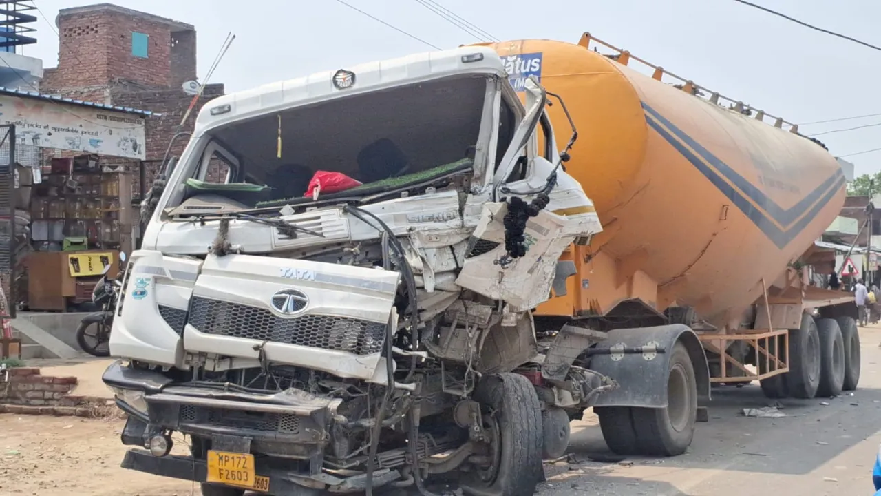 अमेठीः तिलोई में दो टैंकरों की आमने-सामने भीषण टक्कर, एक चालक की मौत