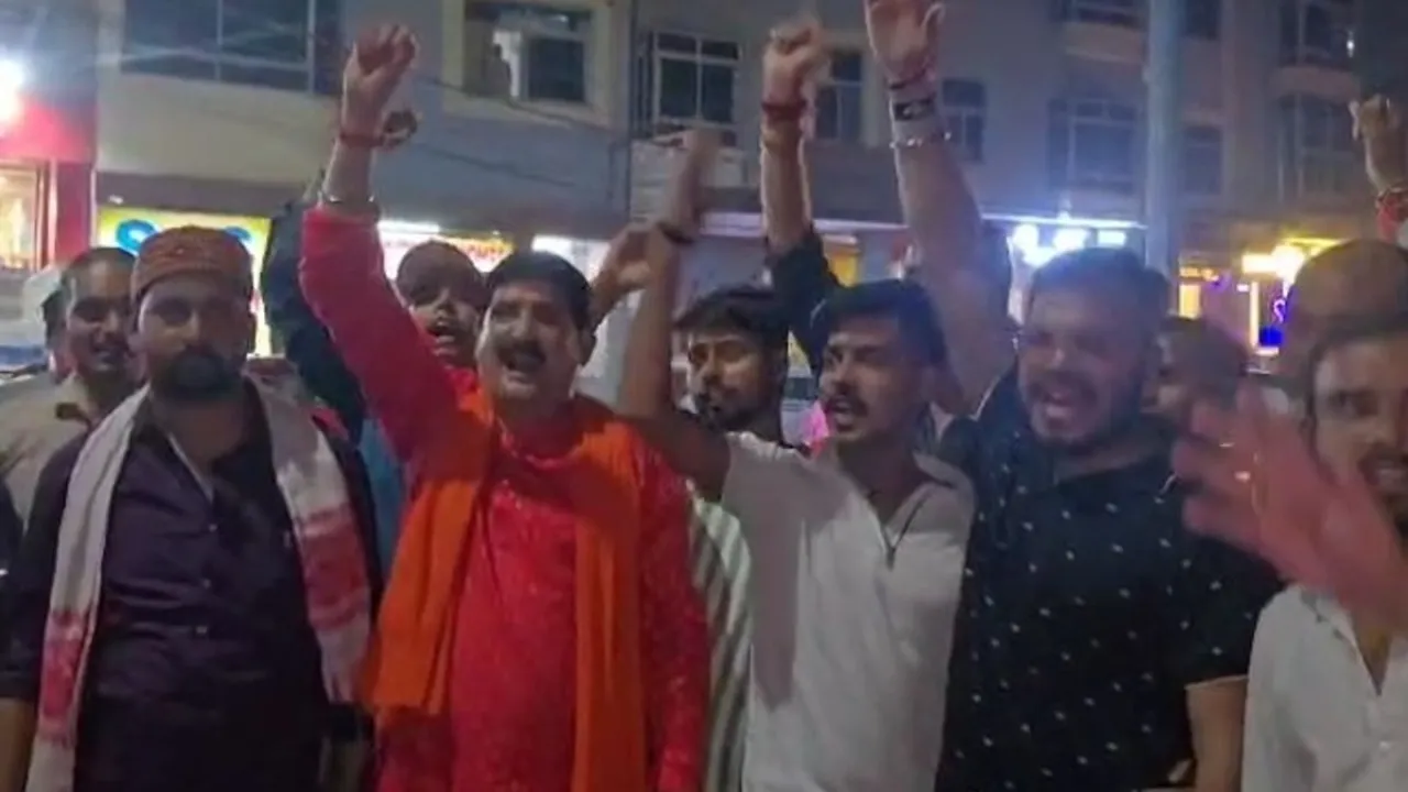 रामलीला मैदान की रेलिंग से लटका मिला गोवंश का शव, स्थानीय संगठनों ने सड़क जाम कर किया प्रदर्शन