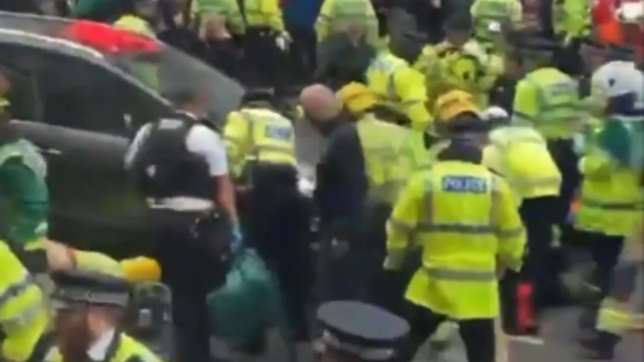 London: मातम में बदला प्रीमियर लीग की जीत का जश्न, फुटबाल खिलाड़ियों की विक्ट्री परेड में घुसी कार, 40 से अधिक घायल