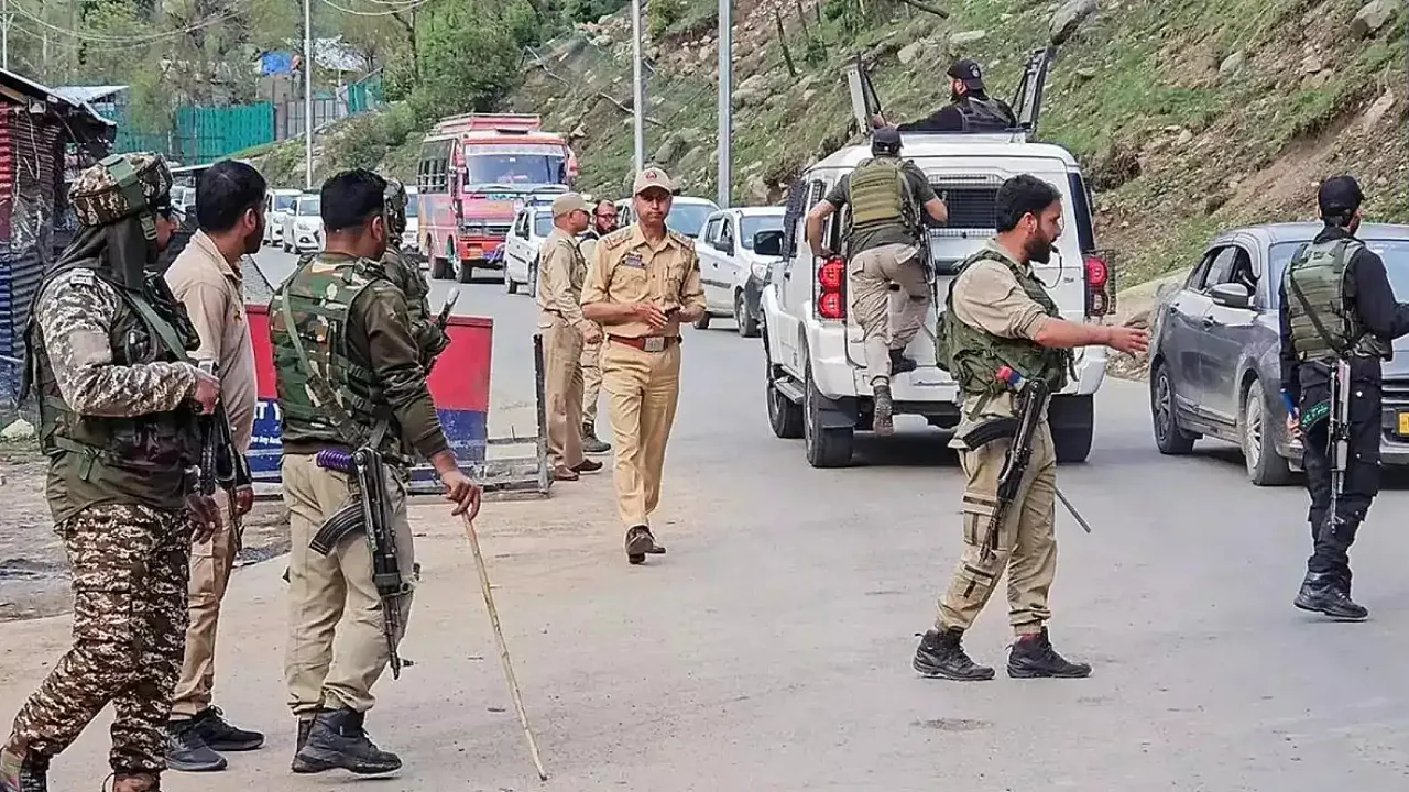 जम्मू-कश्मीर में आतंकवादियों के खिलाफ एक्शन जारी, पुलिस की आतंकवाद रोधी शाखा ने कई स्थानों पर की छापेमारी