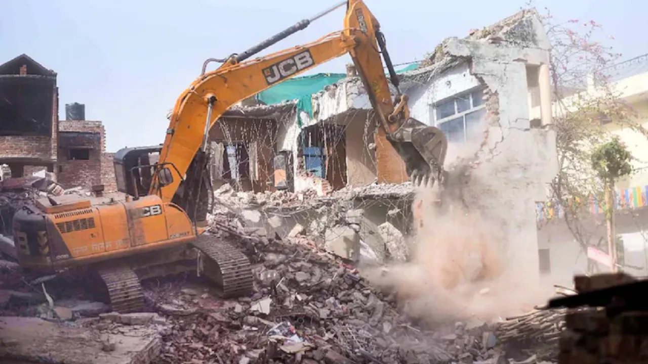 फिर एक्टिव हुआ योगी सरकार का बुलडोजर, ऐशबाग में पुलिस बल मिलते ही चलेगा ध्वस्तीकरण अभियान, HC से नहीं मिली राहत