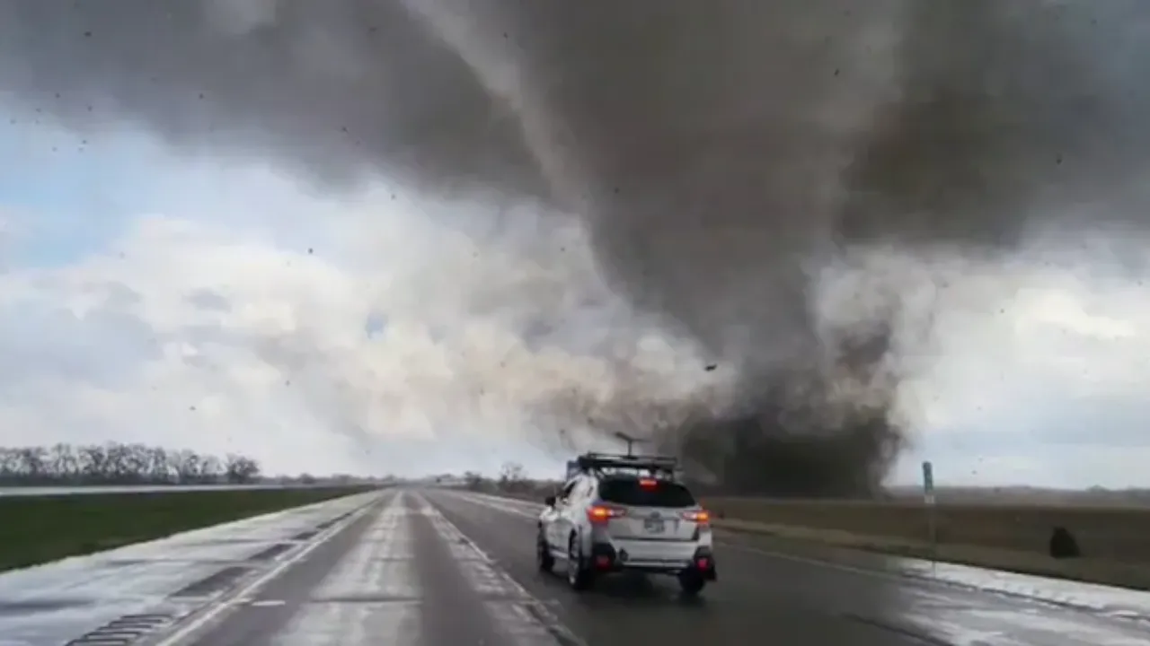 अमेरिका में तूफान ने मचाई तबाही, ढही इमारतों की छत,  27 लोगों की मौत, कई घायल 