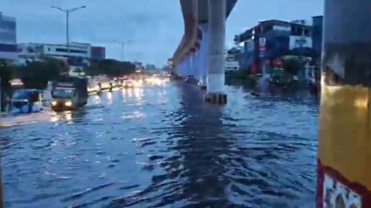 बेंगलुरु में कहर बनकर बरसी बारिश, करंट लगने से दो लोगों की मौत