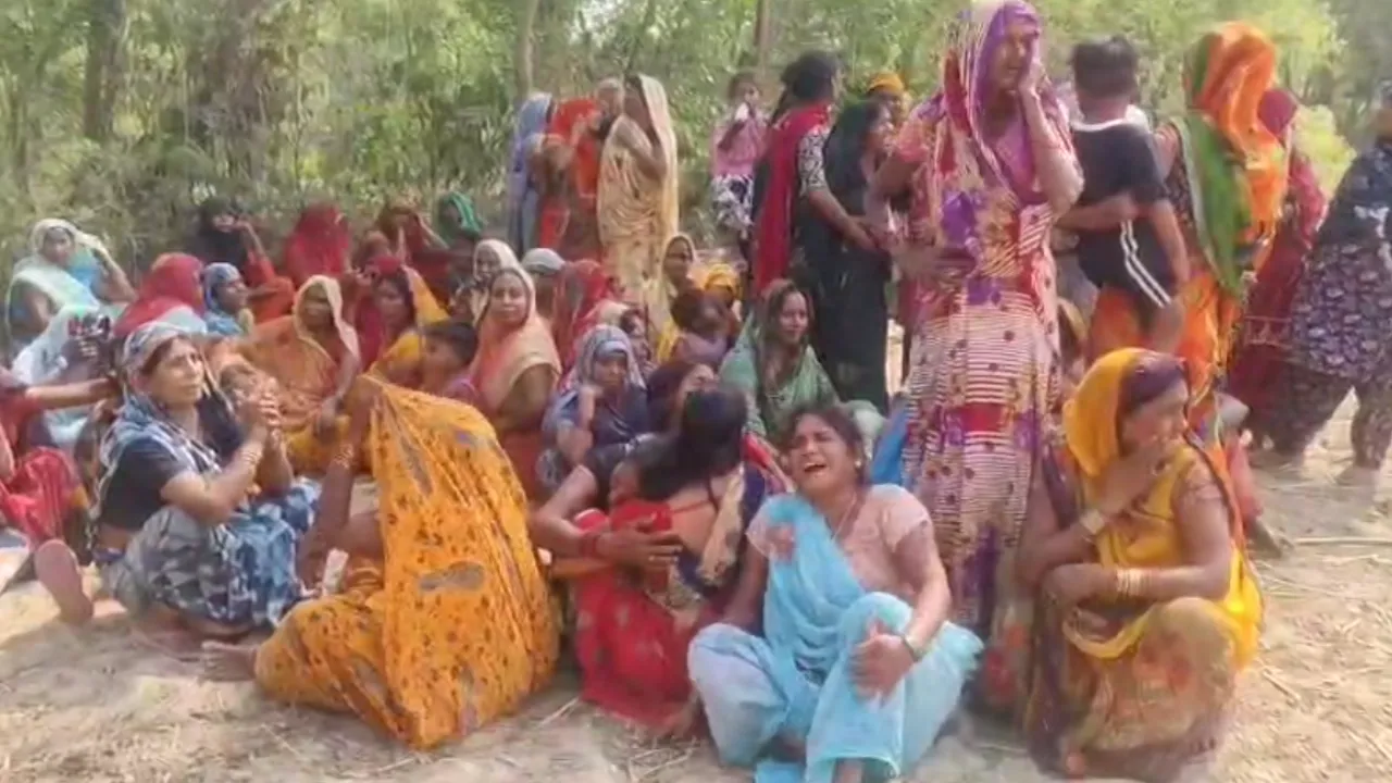 अमेठीः संदिग्ध हालात में युवक की मौत, गले में चप्पल पहनाकर पेड़ से लटकाया शव, परिजनों ने जताई हत्या की आशंका