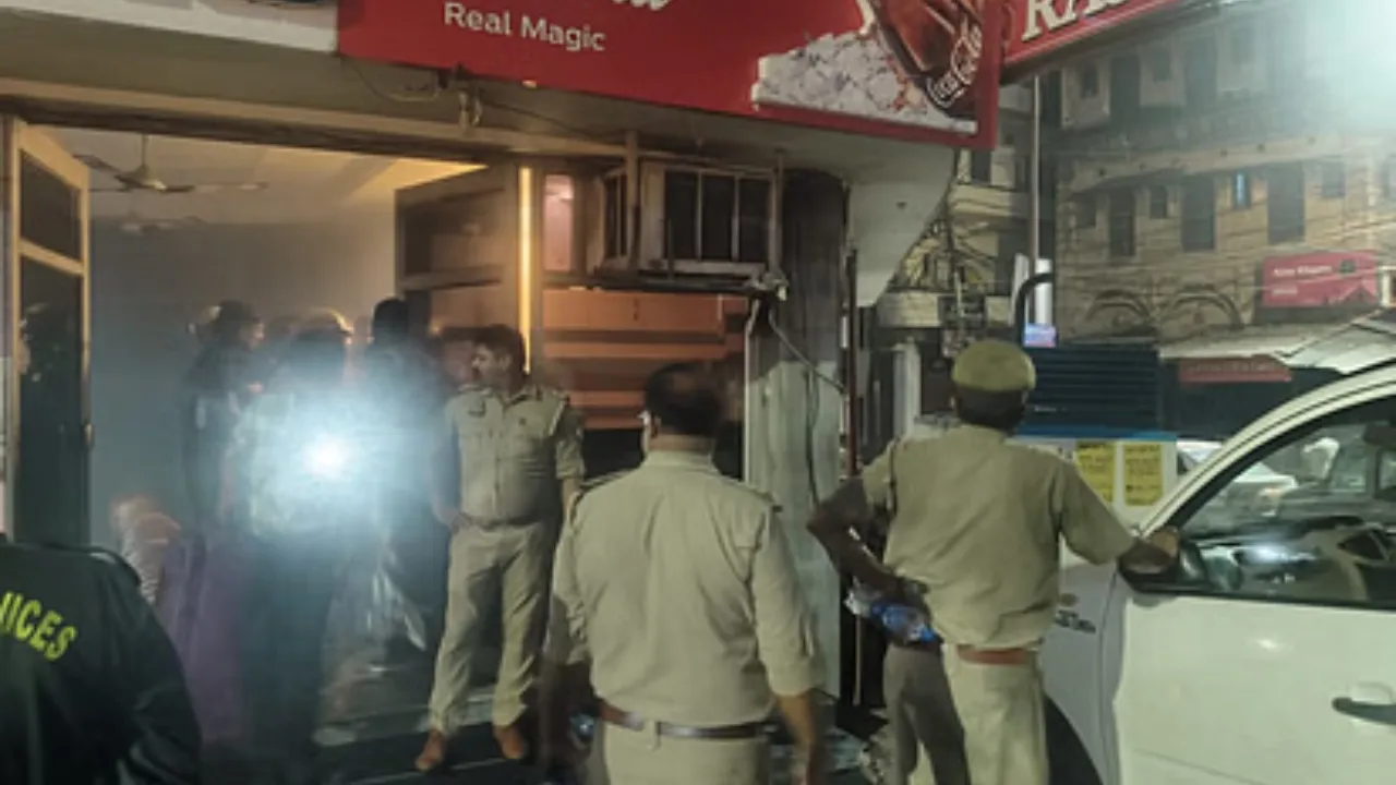 लखनऊः चारबाग के मोहन होटल में लगी भीषण आग, 17 कमरों में फंसे 30 लोग