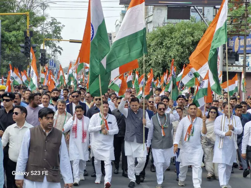 मुख्यमंत्री धामी के नेतृत्व में निकली तिरंगा यात्रा, शहीदों को किया नमन