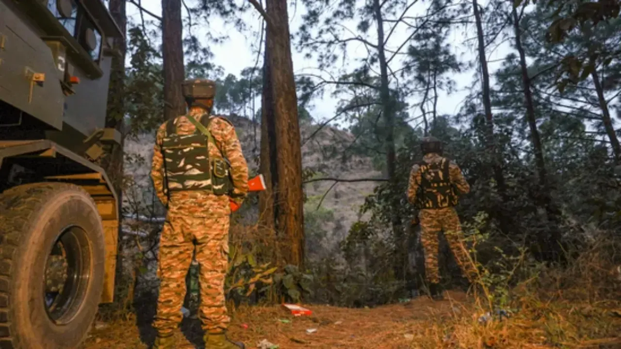 पाकिस्तानी सैनिकों ने जम्मू कश्मीर में एलओसी के पास की गोलीबारी, फायरिंग का भारतीय सेना ने दिया करारा जवाब