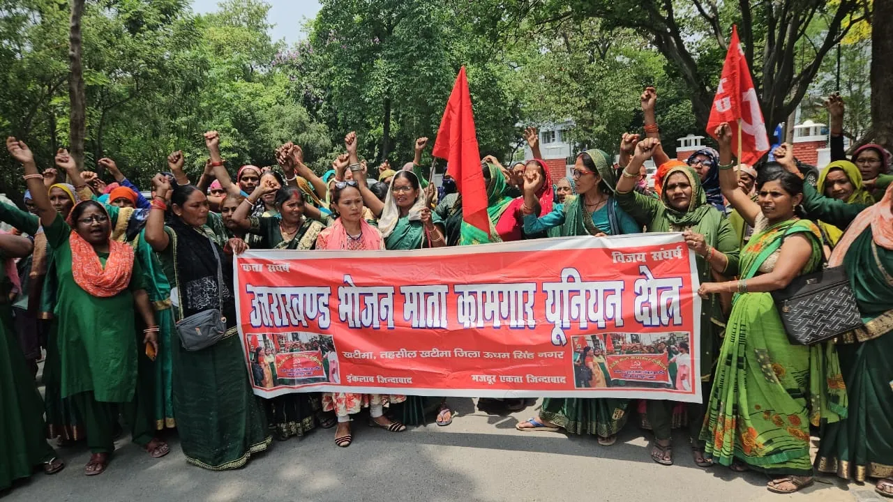 सात सूत्रीय मांगों को लेकर सड़क पर उतरीं भोजन माताएं