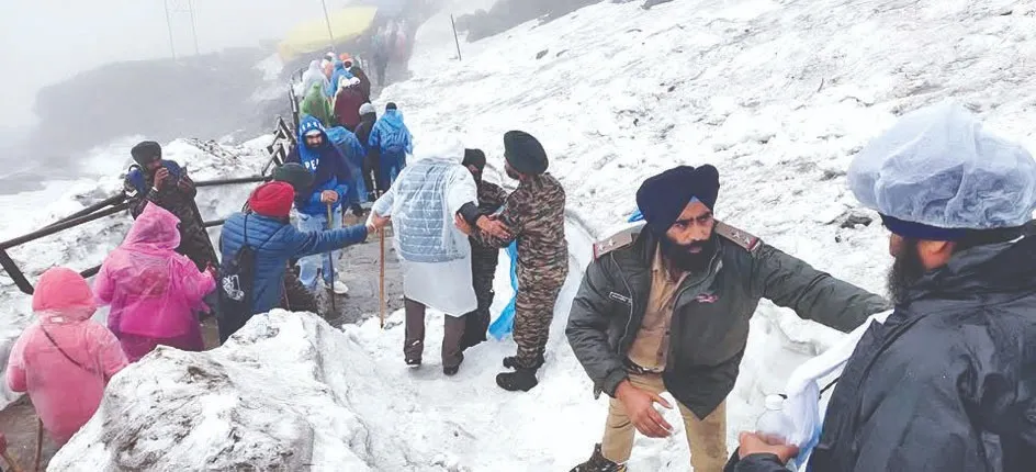 बर्फीले रास्ते में देवदूत बन रही चमोली पुलिस  