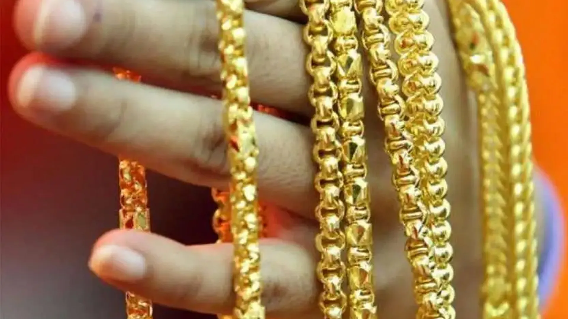 बदायूं : व्यापारी पर मिर्च पाउडर फूंककर, दो चेन लेकर फरार हुआ बदमाश