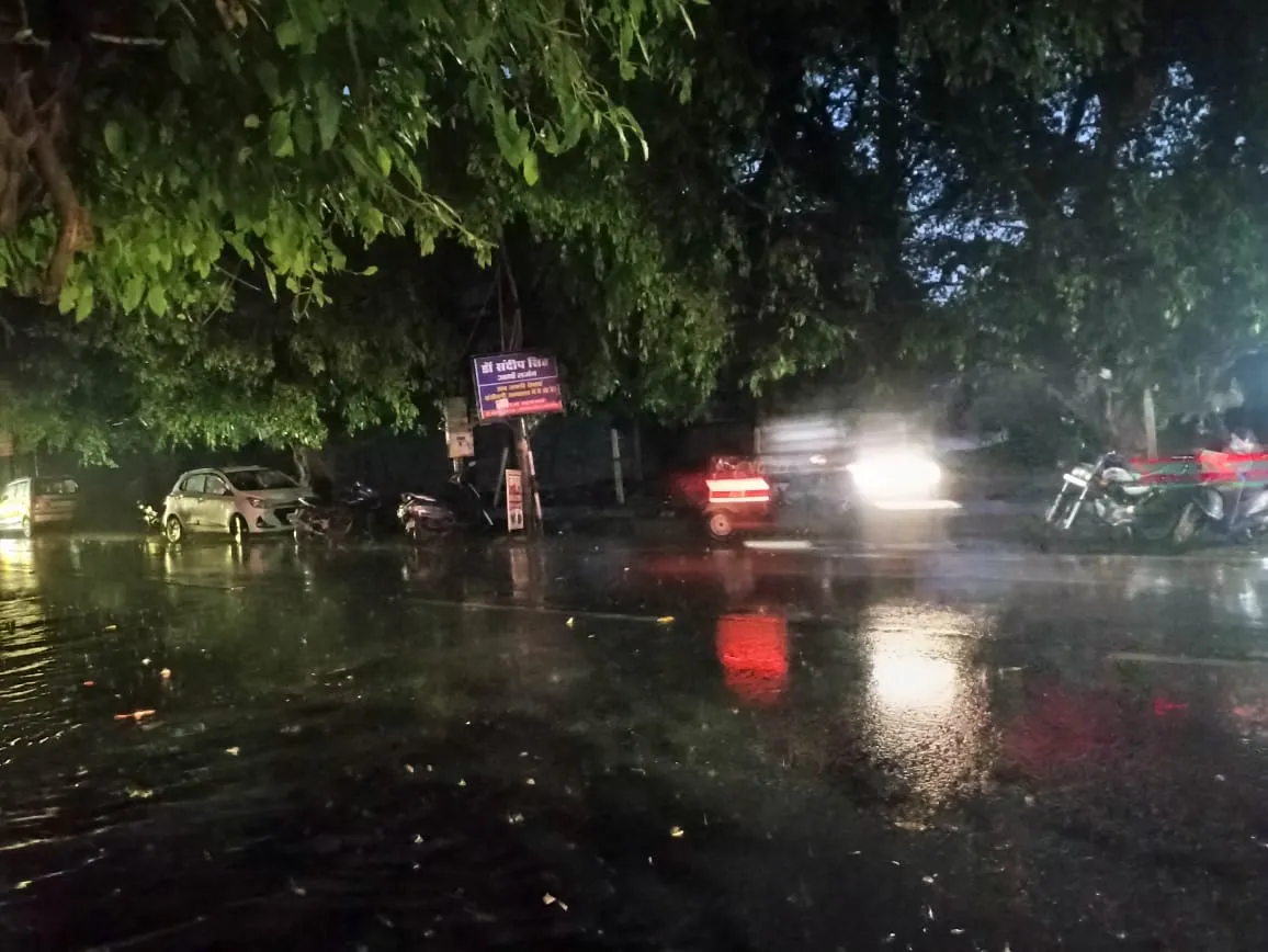 पहाड़ों में जमकर बरस रहे बादल, मौसम ठंडा  