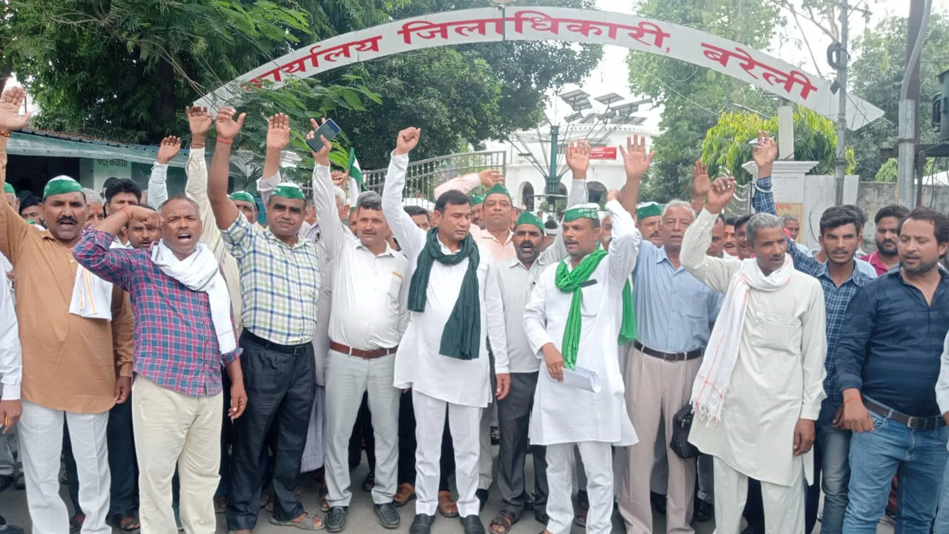 Bareilly: तीन सौ बेड अस्पताल को निजी हाथों में दिया तो होगा आंदोलन