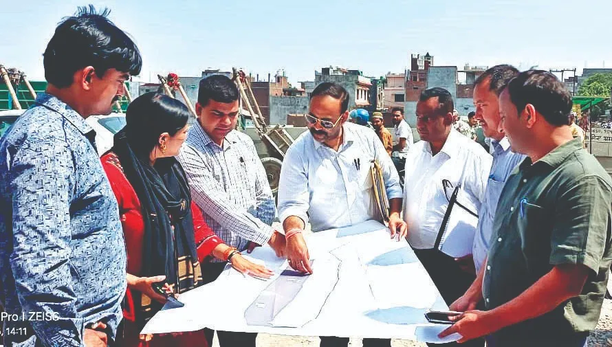 नगर आयुक्त ने दिए इंदिरा नगर में 24 घंटे में सफाई के निर्देश 