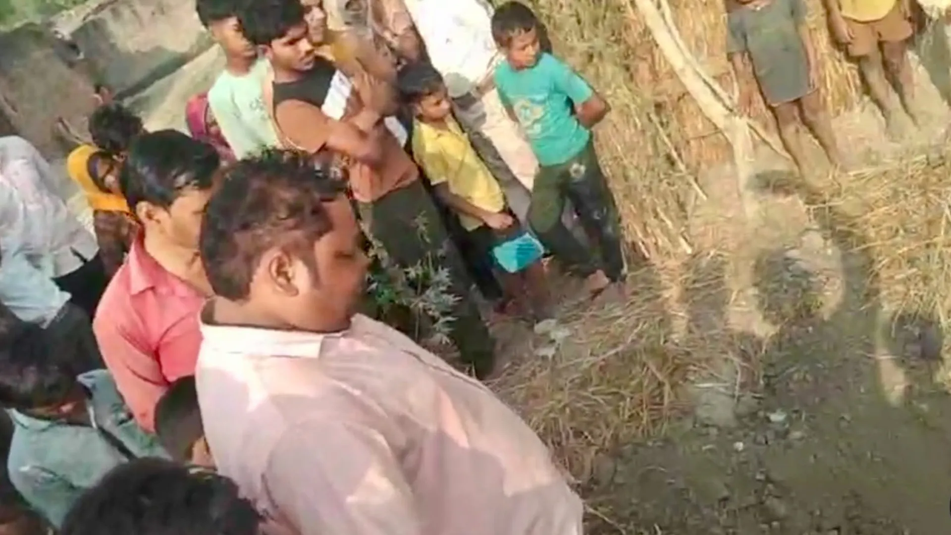 कासगंज : जमीन में धन गड़े होने का सपना देख, महिला सहित तीन लोगो ने खोदा गड्डा