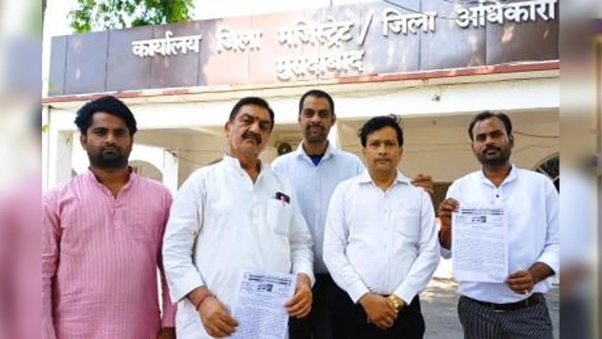 मुरादाबाद : कांग्रेस ने ज्वैलर्स पर लगाए स्टांप चोरी और जालसाजी के आरोप, डीएम को सौंपा ज्ञापन