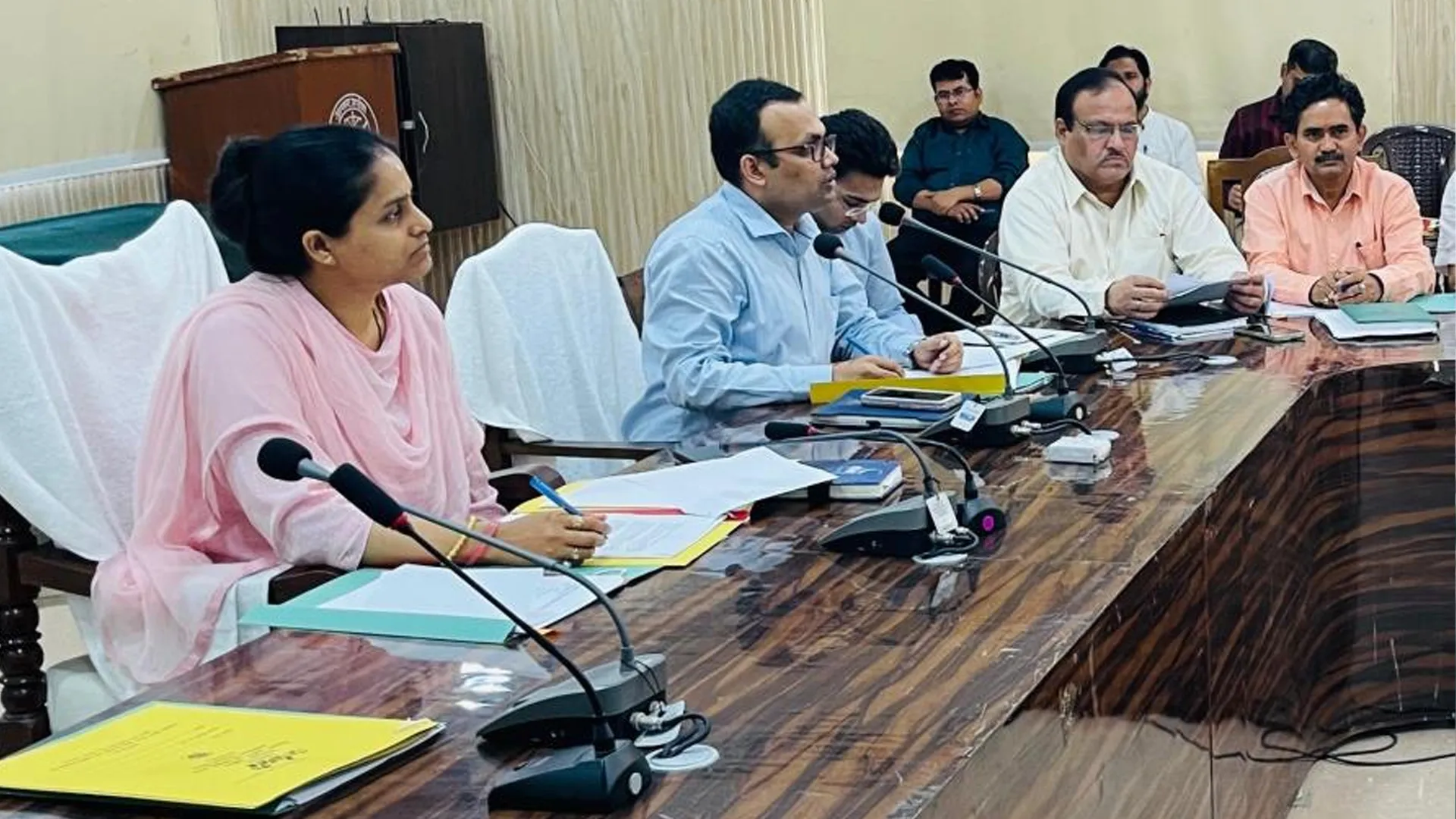 अमरोहा : लक्ष्य के सापेक्ष प्रगति न देख डीएम ने बैंकर्स को लगाई फटकार