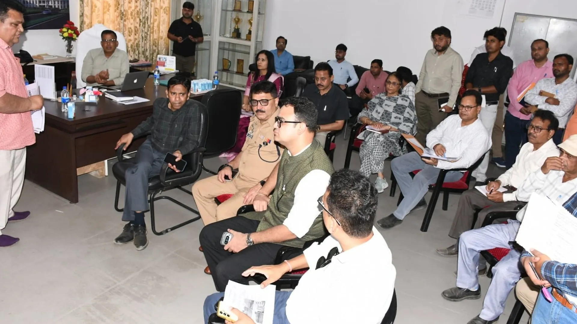 बदायूं : विशेष सचिव ने राजकीय निर्माण निगम के अधिकारियों से किया सवाल, कब तक काम होगा पूरा