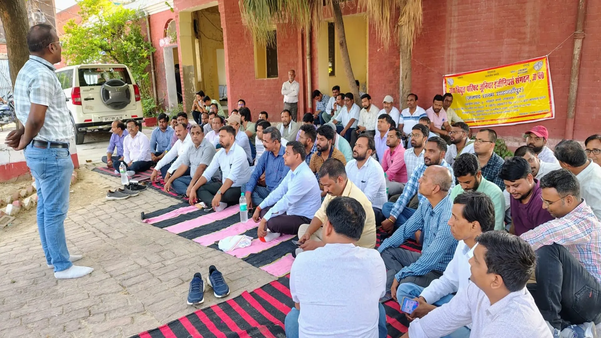 शाहजहांपुर: निजीकरण के विरोध में अभियंताओं का एसई कार्यालय पर प्रदर्शन