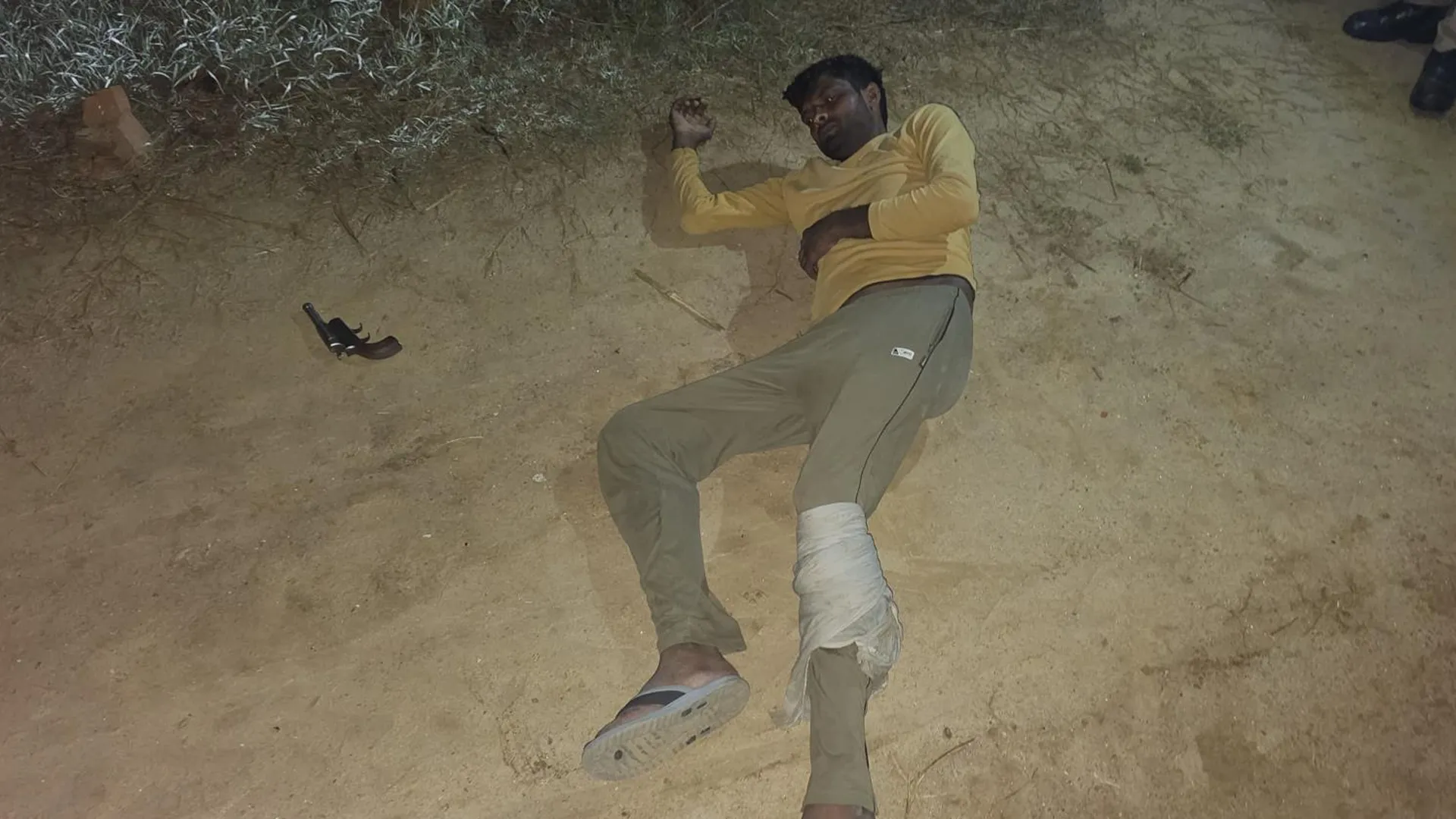 अमरोहा : मुठभेड़ में हिस्ट्रीशीटर के पैर में लगी गोली, सिपाही भी घायल