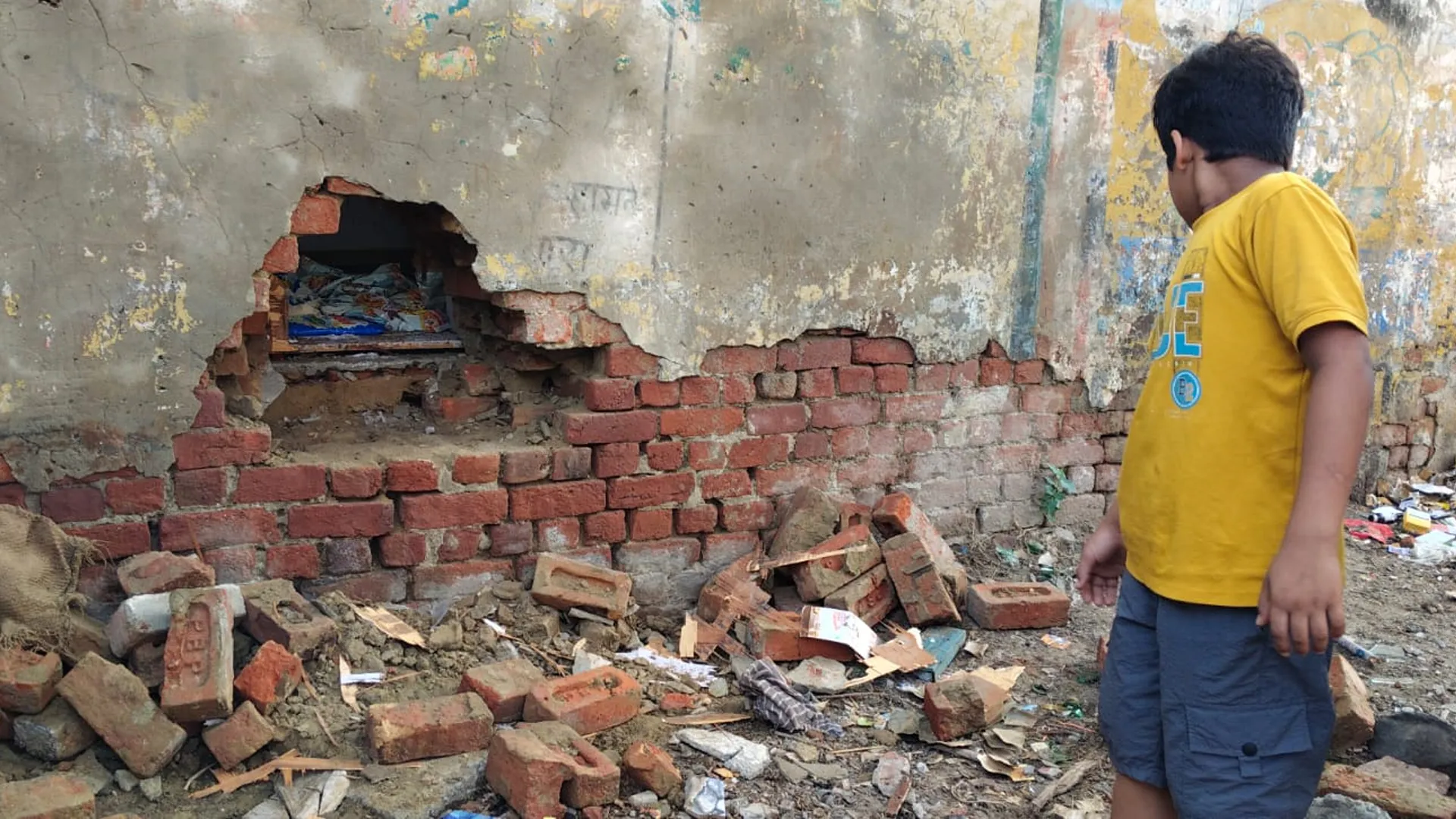 कासगंज : दुकान में नकब लगाकर नकदी व सामान चोरी