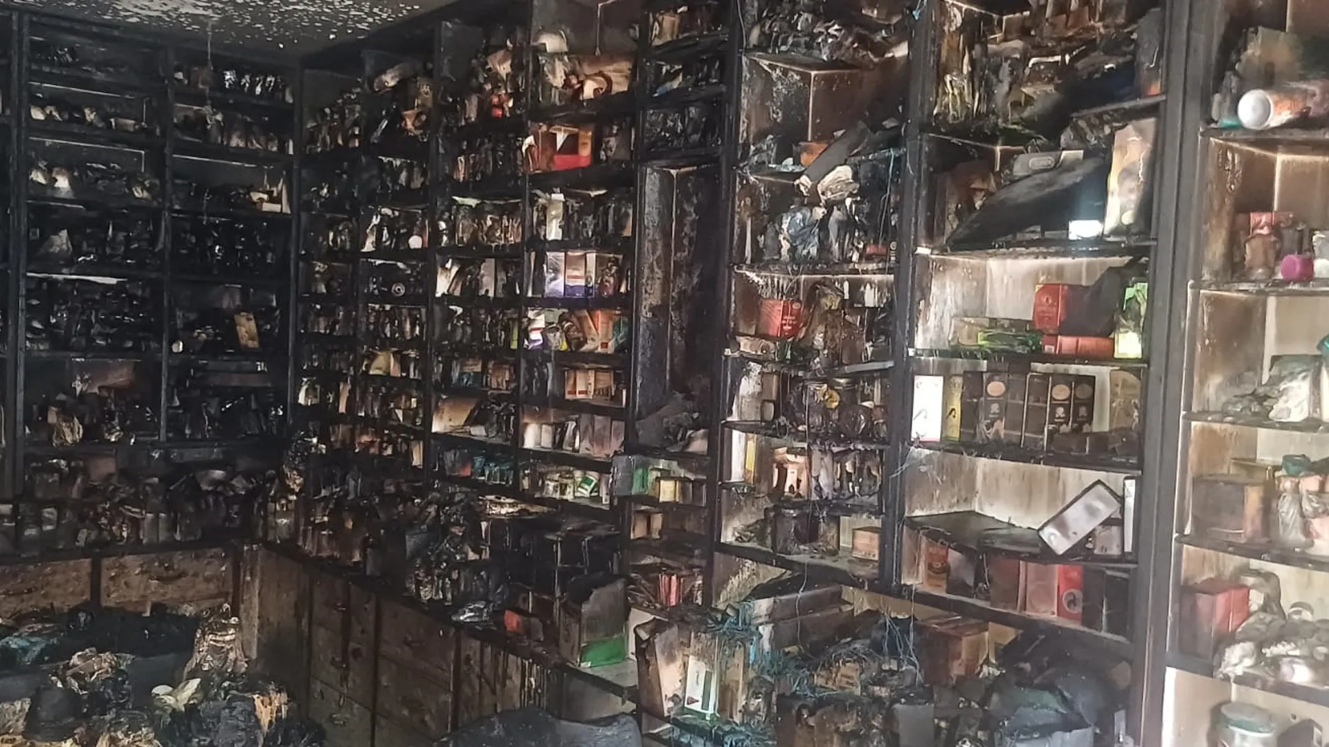 बदायूं : शॉर्ट सर्किट से मेडिकल स्टोर में लगी आग, लाखों की दवा जली