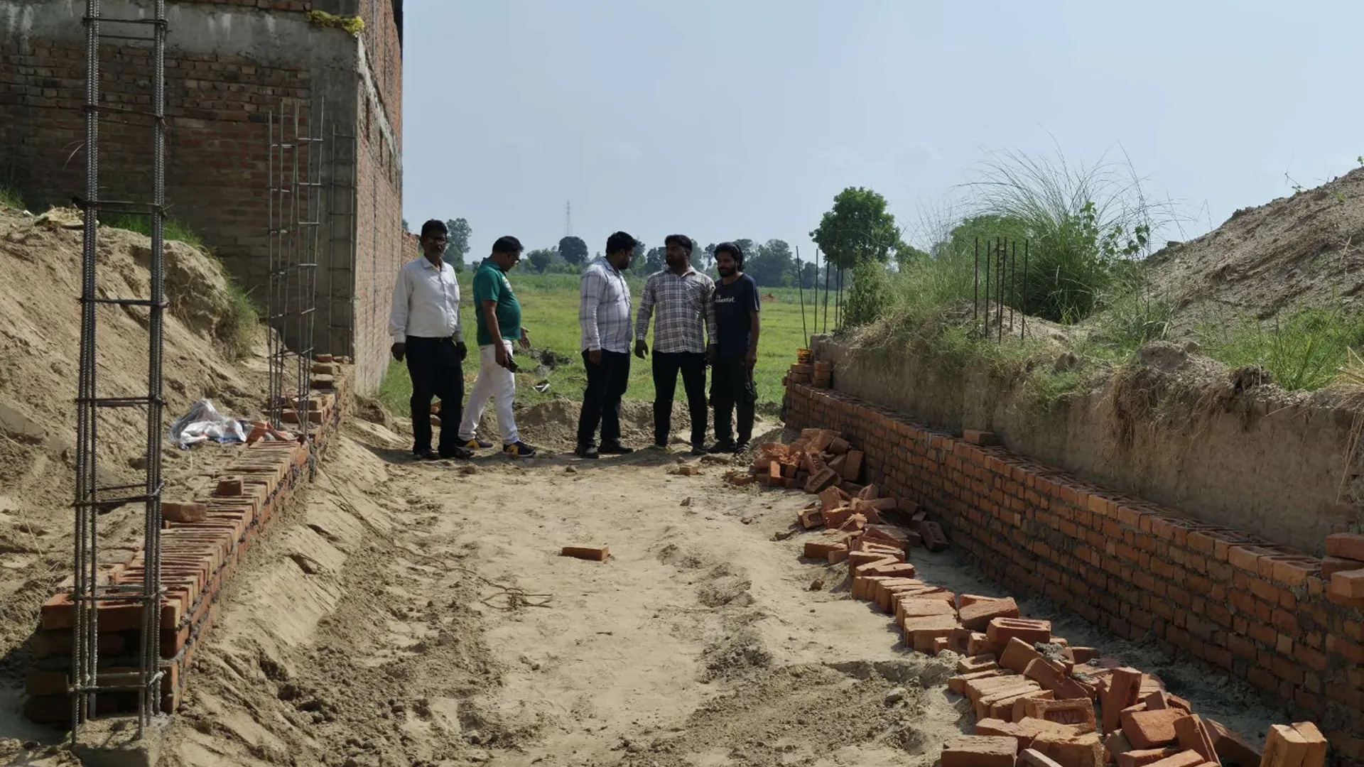 पीलीभीत: खसरे में हाईवे की सड़क, बैनामे में दर्शाई खेती, चकरोड भी करा रहे बंद...IGRS पर हुई शिकायत