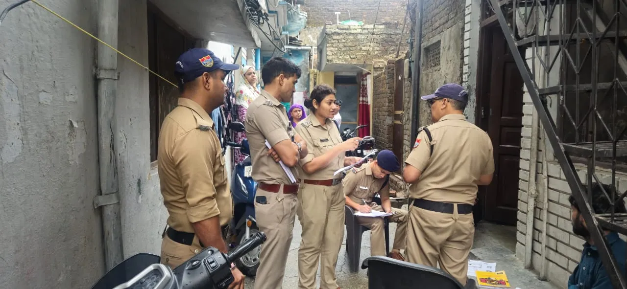 घर में दुबके मिले किराएदार, मकान मालिकों पर पड़ी जुर्माने की मार   