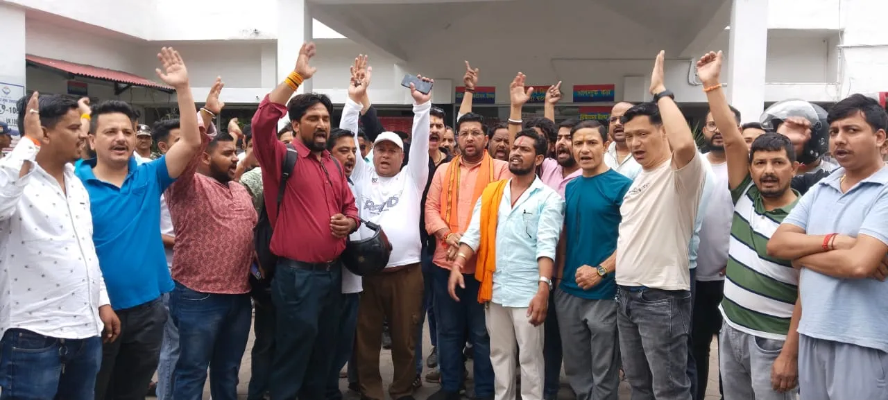 कोतवाली में भाजपाई और हिंदूवादी संगठनों का प्रदर्शन 