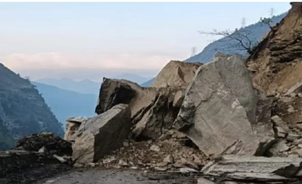 कैलाश मानसरोवर यात्रा मार्ग बंद, सैकड़ों यात्री रास्ते में फंसे