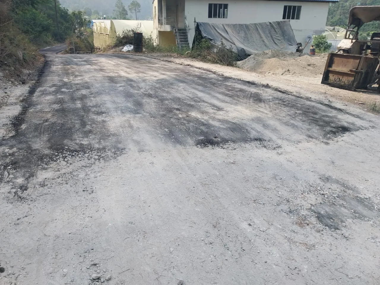 वीआईपी के स्वागत में बनाई सड़क, एक ठोकर में उखड़ी    