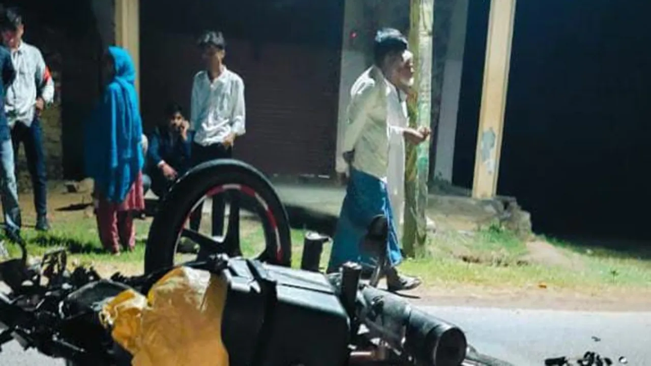 गोंडा: बारात से लौट रहे बाइक सवार युवकों को अज्ञात वाहन ने रौंदा, 2 की मौत 