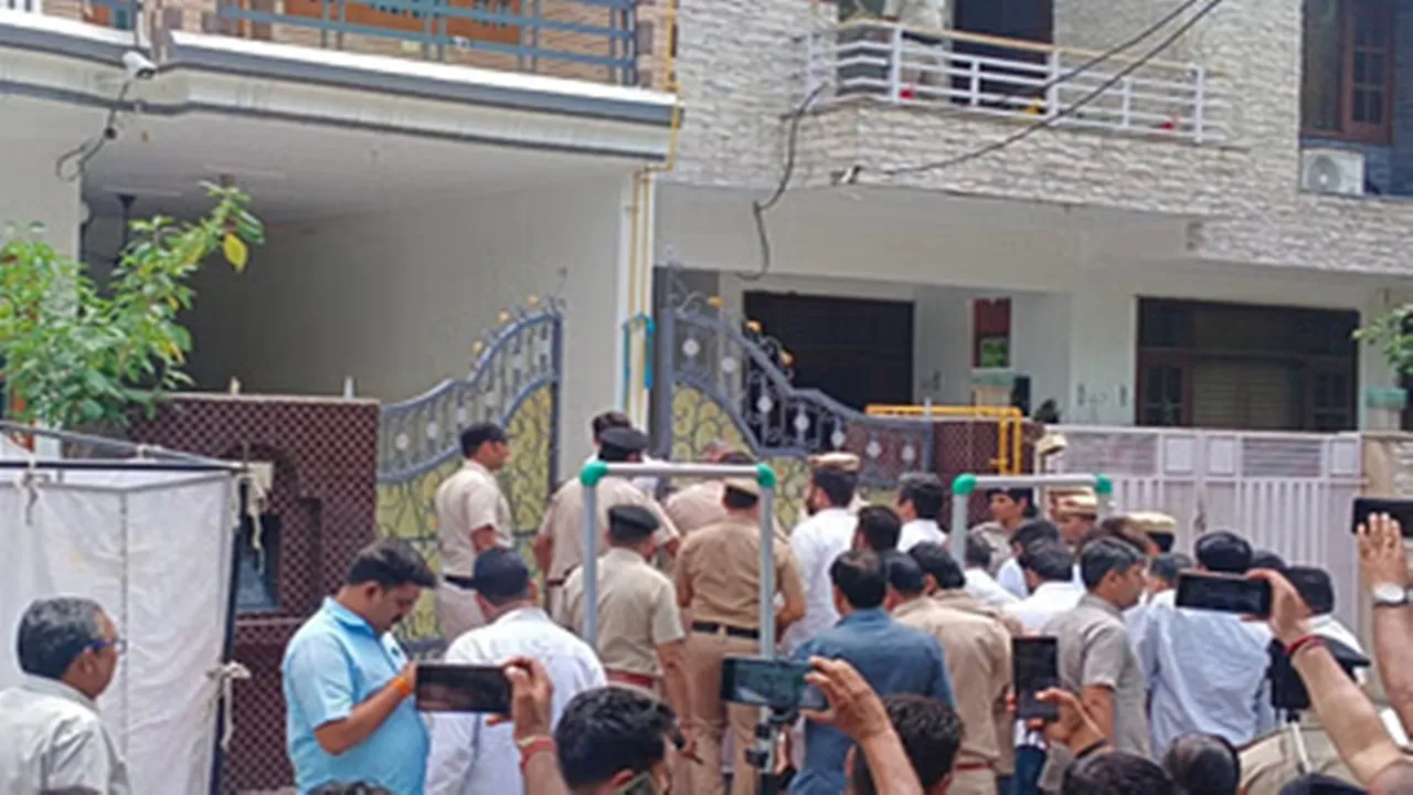 हरियाणा: पहलगाम हमले में जान गंवाने वाले लेफ्टिनेंट विनय नरवाल के घर पहुंचे राहुल गांधी, परिजनों से की मुलाकात