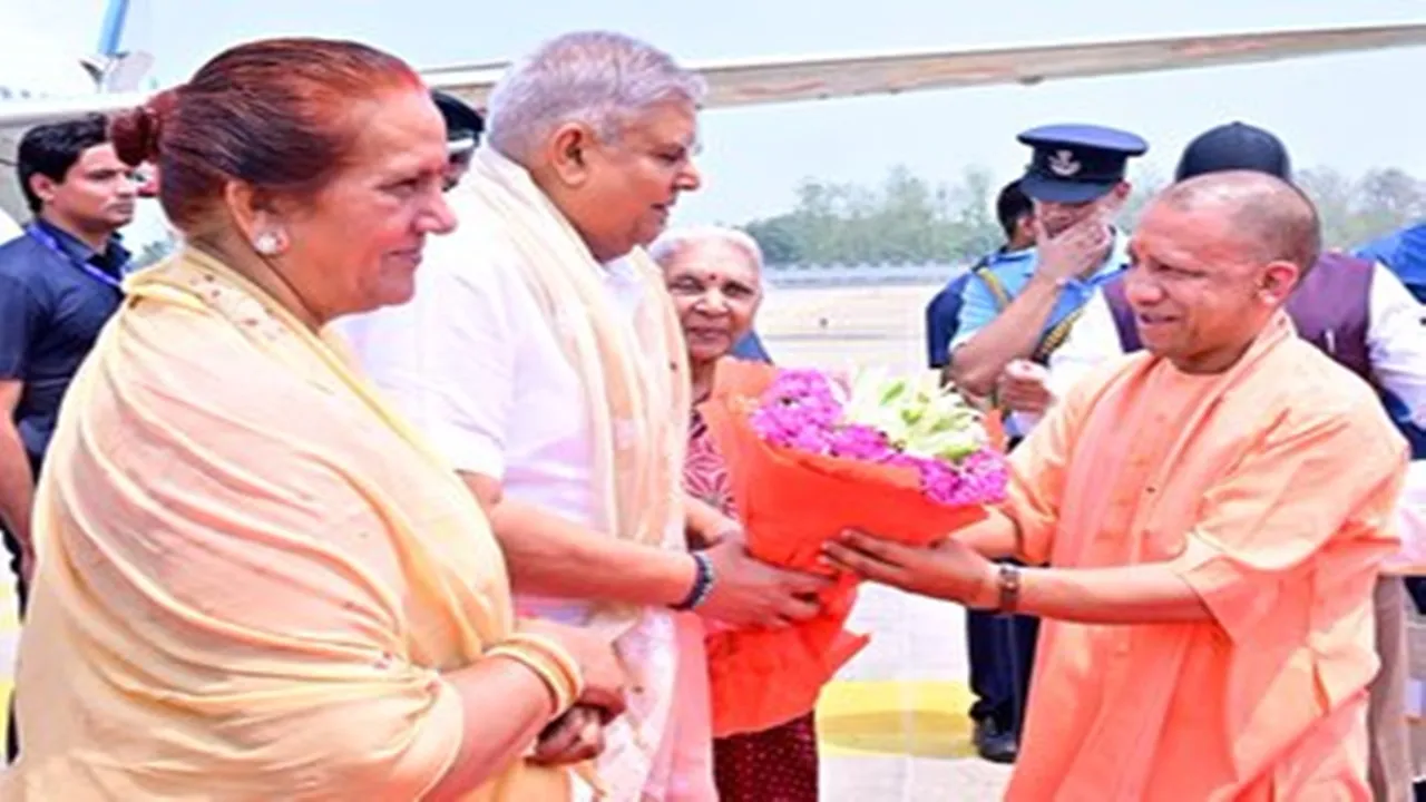 उपराष्ट्रपति धनखड़ पहुंचे लखनऊ, राज्यपाल और मुख्यमंत्री योगी ने किया स्वागत