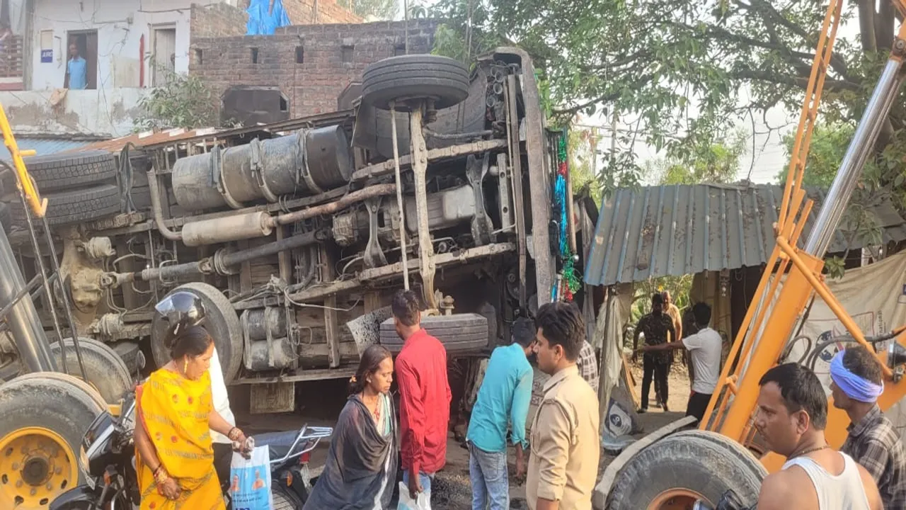 Raebareli accident: लालगंज में मौरंग से टला ट्रक पलटा, बाइक सवार युवक की दबकर मौत