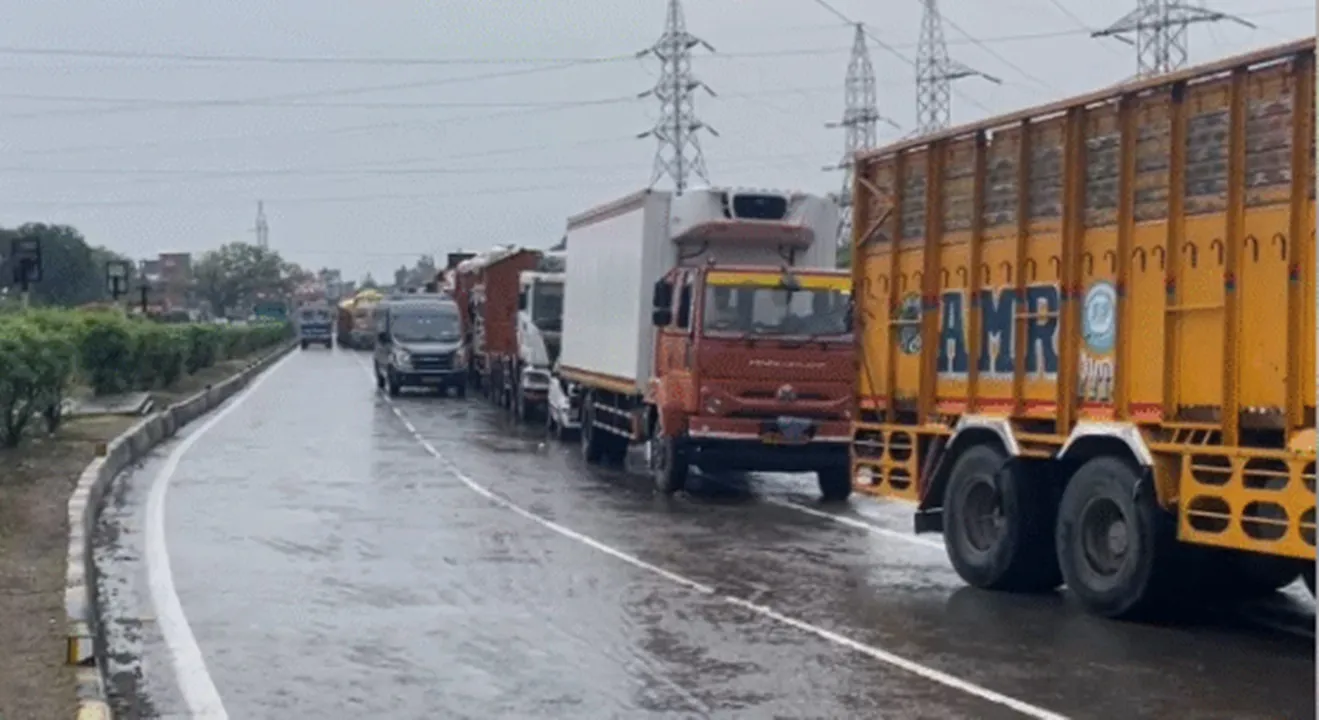 जम्मू कश्मीर: रामबन में भूस्खलन और बाढ़ के बाद जम्मू-श्रीनगर राष्ट्रीय राजमार्ग पर रोका गया यातायात