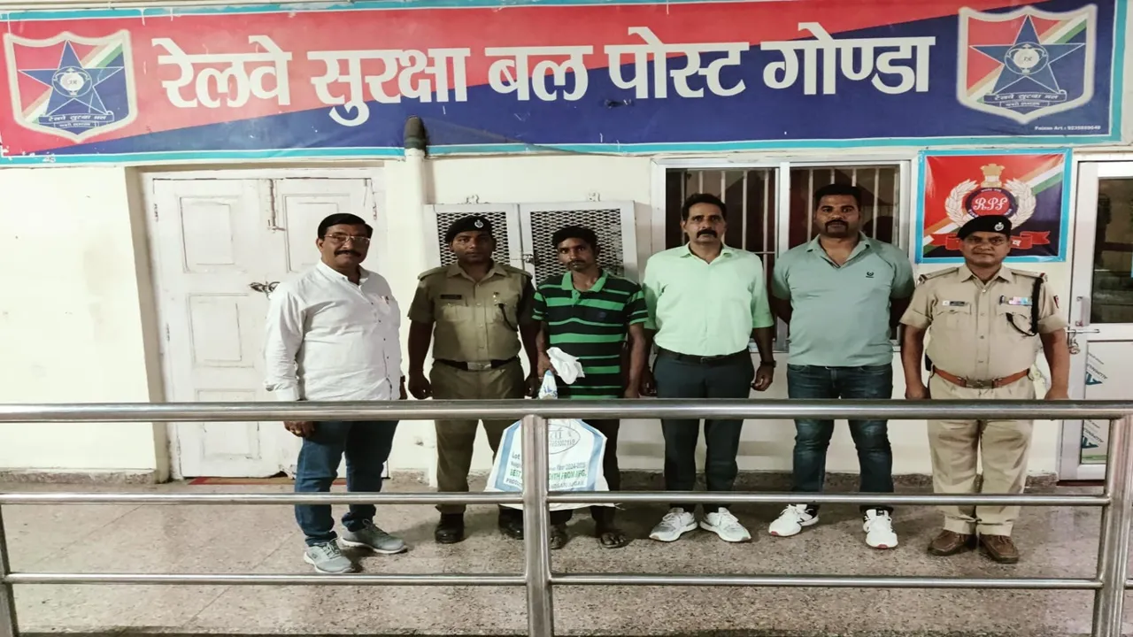 गोंडा: रेलवे के लोकेशन बॉक्स से सिग्नल केबल चुरा रहे शातिर को आरपीएफ ने दबोचा