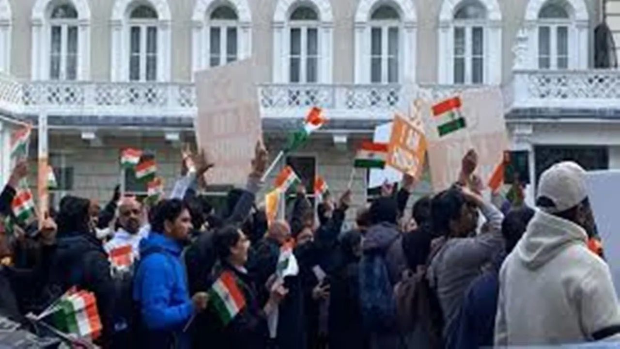 काठमांडू में भारत-पाक के दूतावासों के बाहर मानवाधिकार संगठन का विरोध प्रदर्शन, शांति की अपील 