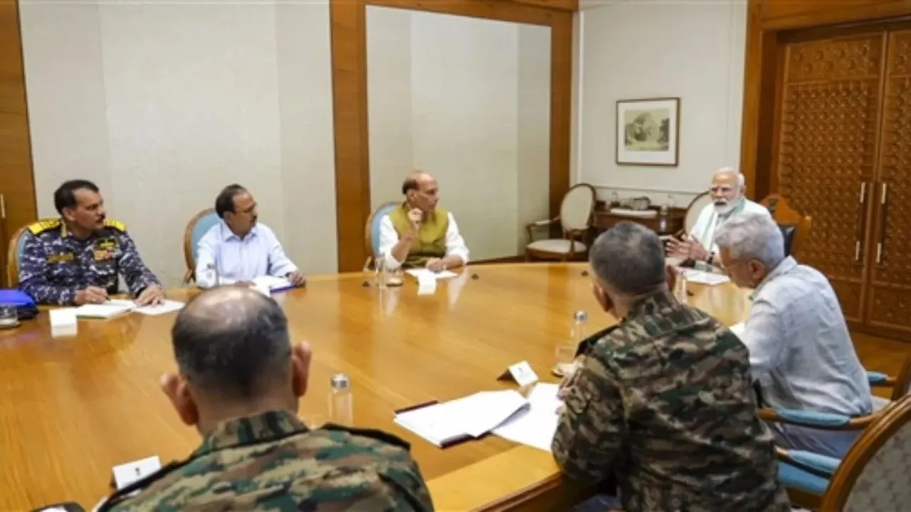 भारत-पाकिस्तान सीजफायर: PM मोदी ने की शीर्ष अधिकारियों के साथ हाई लेवल मीटिंग, राजनाथ सिंह और एस जयशंकर भी हुए शामिल 