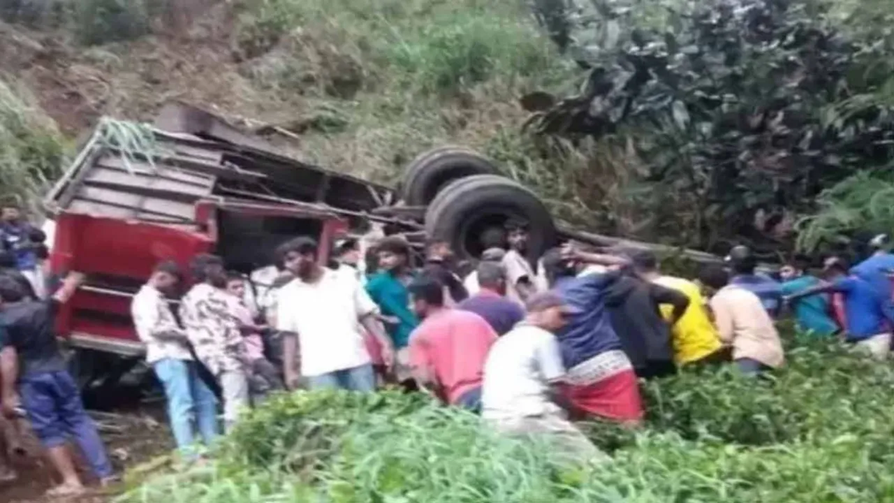 श्रीलंका में भीषण हादसा: खाई में गिरी बस, 21 लोगों की मौत, 30 अन्य घायल