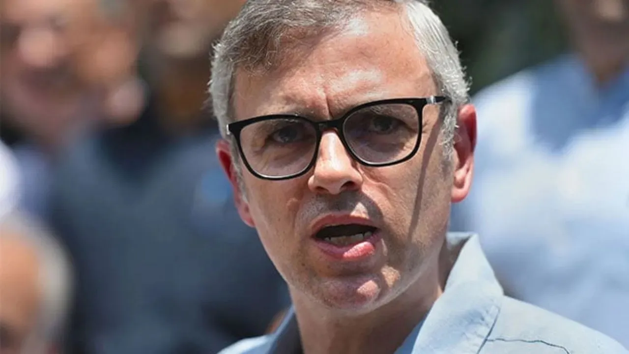 जम्मू कश्मीर: सीजफायर के बाद उमर अब्दुल्ला ने किया पुंछ का दौरा, बंकर बनाने पर दिया जोर