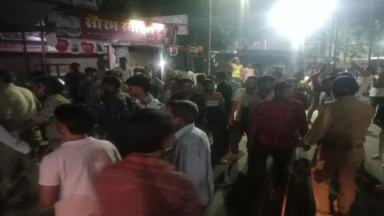 रायबरेली: पैदल जा रही युवती को तेज रफ्तार डंपर ने रौंद, परिजनों और ग्रामीणों ने हाइवे जमकर किया हंगामा