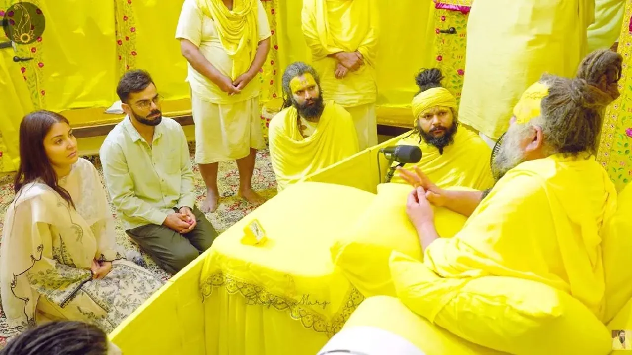 टेस्ट क्रिकेट से सन्यास के बाद पत्नी अनुष्का शर्मा संग प्रेमानंद महाराज की शरण में पहुंचे विराट कोहली