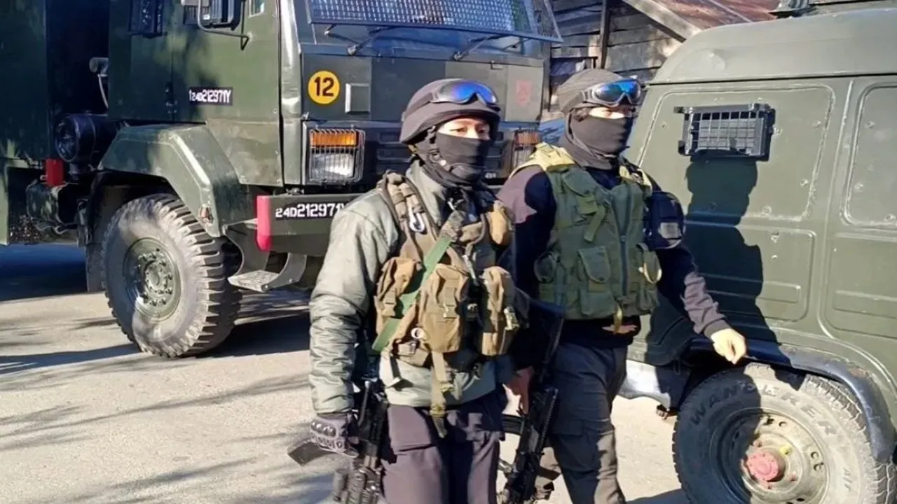 जम्मू-कश्मीर के पुलवामा में सुरक्षाबलों के साथ मुठभेड़ में तीन आतंकी ढेर, सर्च ऑपरेशन जारी