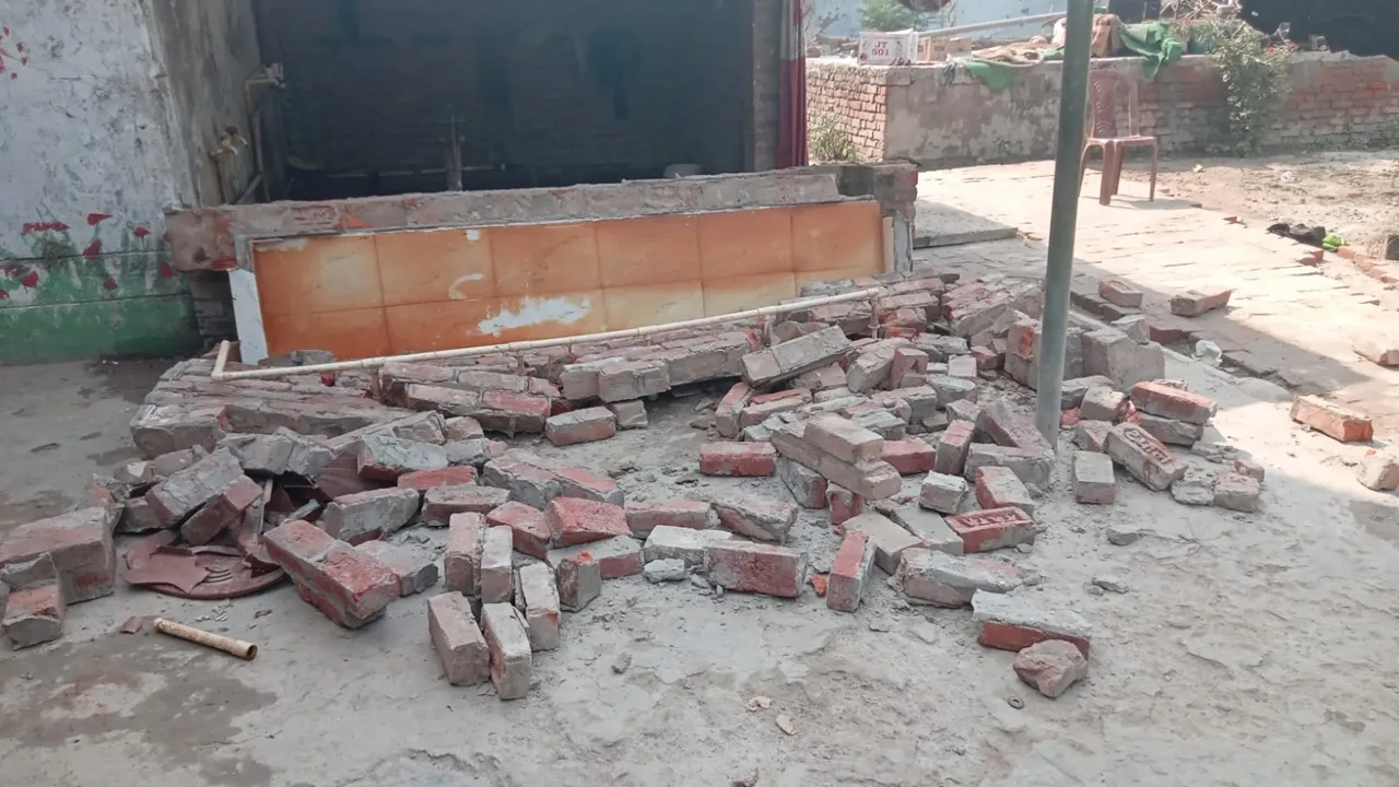 गोंडा: कस्तूरबा स्कूल का मल्टीपल हैंडवॉश गिरा, तीन छात्राएं घायल, एक की हालत गंभीर